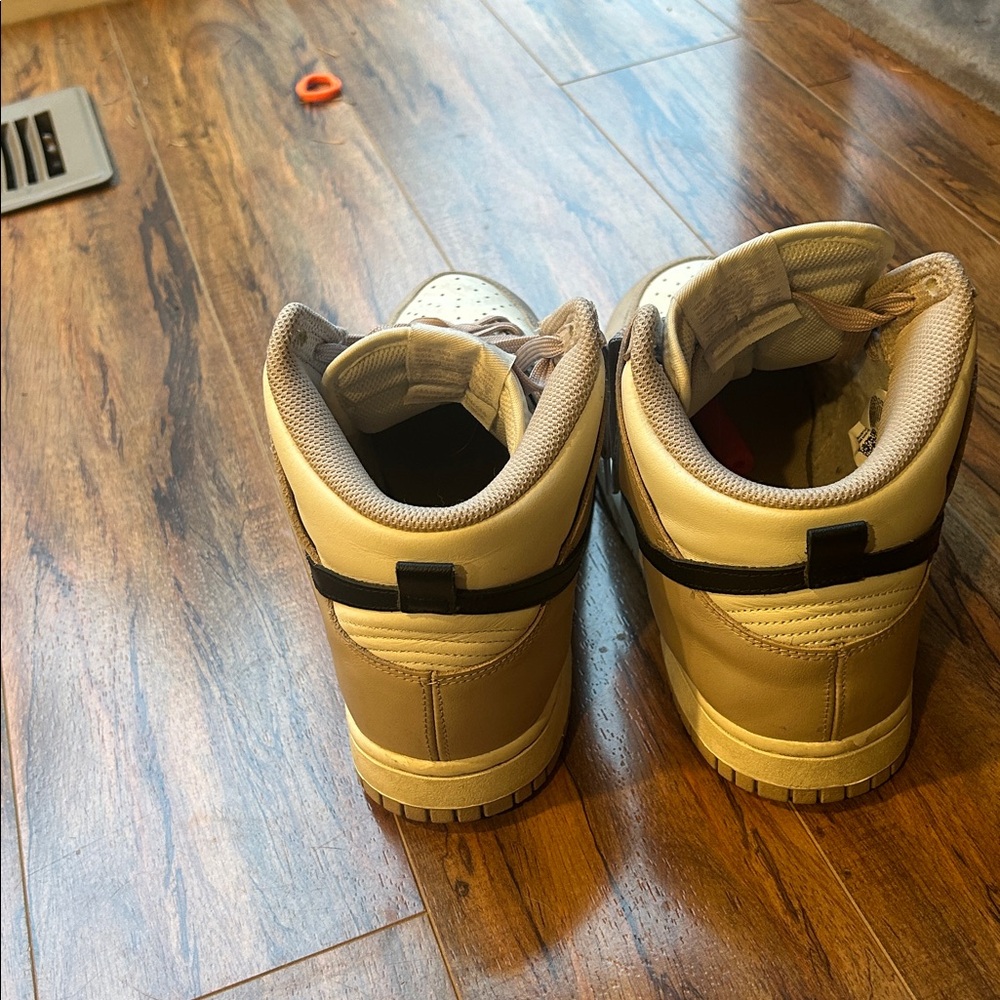 Nike High-Top Dunks - Picture 3 of 4